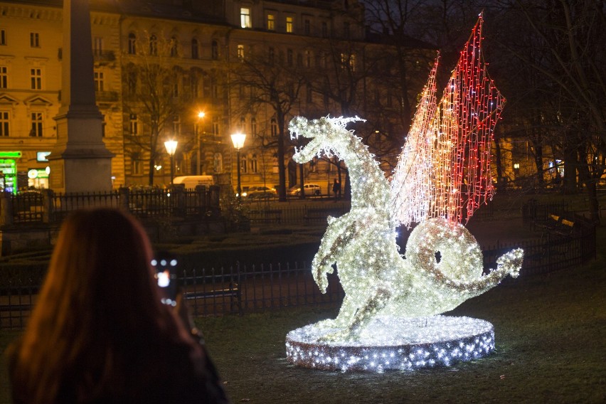 Dekoracje świąteczne w Krakowie. Smoki budzą kontrowersje [ZDJĘCIA, WIDEO] 