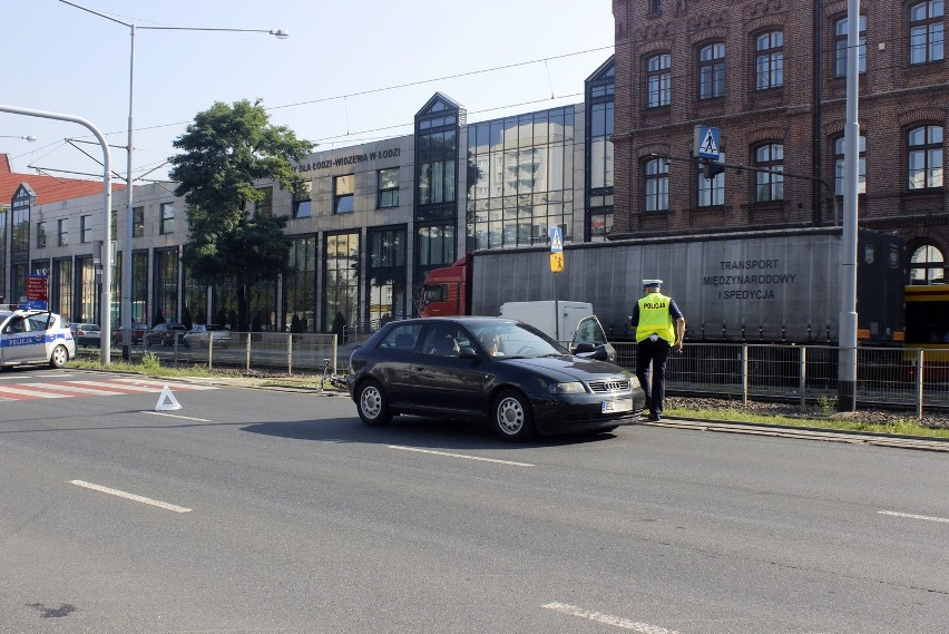 Wypadek na Kopcińskiego w Łodzi. Potrącono rowerzystę [ZDJĘCIA]