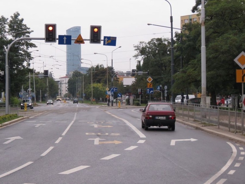 Wrocław: Kierowcy nie radzą sobie na skrzyżowaniu Hubskiej, Bardzkiej i Kamiennej (ZDJĘCIA)