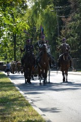 Obchody Święta Wojska Polskiego w Skierniewicach - parada grup rekonstrukcyjnych [ZDJĘCIA]