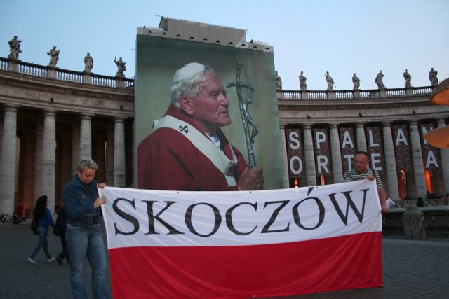 Jan Paweł II w Skoczowie gościł 22 maja 1995 roku. Od 2005 roku członkowie stowarzyszenia Musica Sacra co roku są w Watykanie.