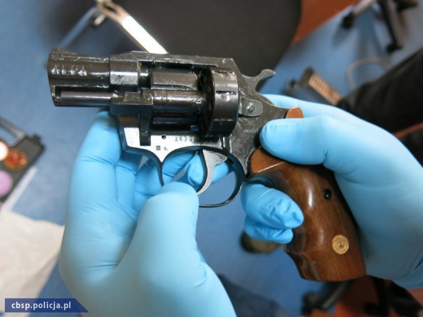 Policjanci z katowickiego CBŚP rozbili międzynarodową grupę handlującą bronią