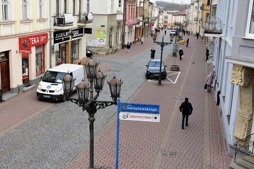 Gorlice. Legalne parkowanie przy deptaku? Radny chciałby w ten sposób wesprzeć handlowców i ich klientów. Co na to miasto?