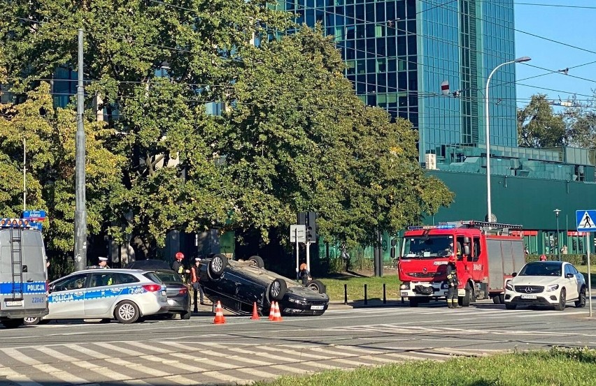 Wypadek w centrum Warszawy. Dachował samochód. Są ranni