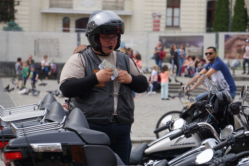 Zlot harleyowców w Bydgoszczy. Motocykle Harley-Davidson zaparkowały na Starym Rynku [zdjęcia, wideo]