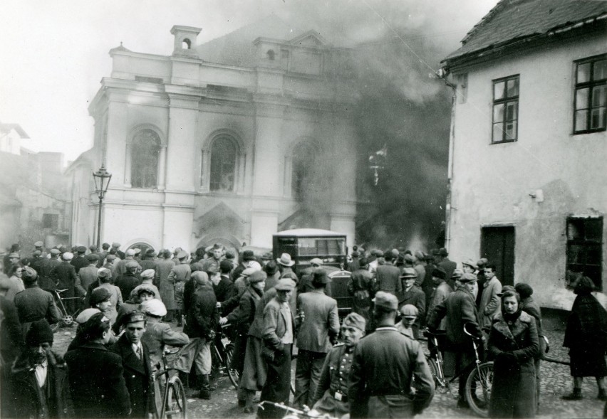 Synagoga stara została spalona, a nastepnie zburzona przez...