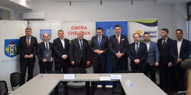 W Chełmku podpisano umowy dotyczące dofinansowania tegorocznych zadań prowadzonych w ramach OSPR przez samorządy miasta Oświęcim, gmin Chełmek i Oświęcim oraz powiatu