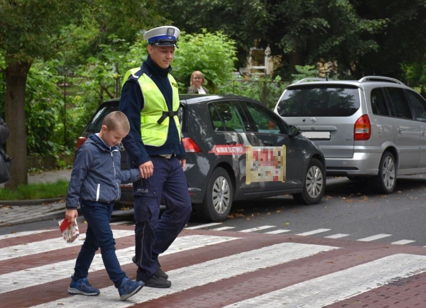 Działania „Bezpieczna droga do szkoły”. Jarosławscy policjanci pilnują bezpieczeństwa pieszych i kierowców przy szkołach