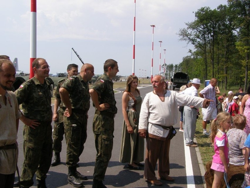 Wojowie na lotnisku w Powidzu