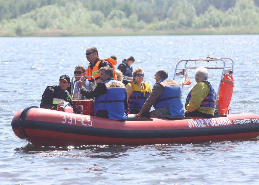 Podejrzana beczka na wodzie w Cieszanowicach. Strażacy ćwiczyli przed Euro 2012