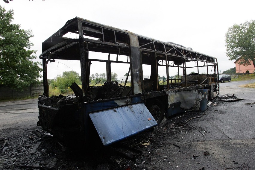 Doszczętnie spłonął autobus w Legnicy [ZDJĘCIA]