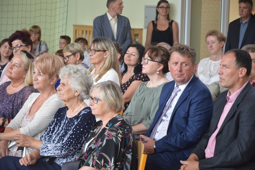 Jerzy Stachurski kończy pracę zawodową - w Czeczewie zorganizowali uroczysty apel na pożegnanie wieloletniego dyrektora [ZDJĘCIA, WIDEO]