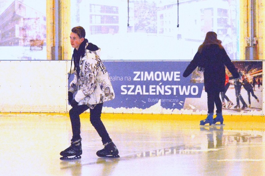 Ferie 2020. W Kielcach na miłośników jazdy na łyżwach czekają dwa lodowiska (Zdjęcia, wideo)