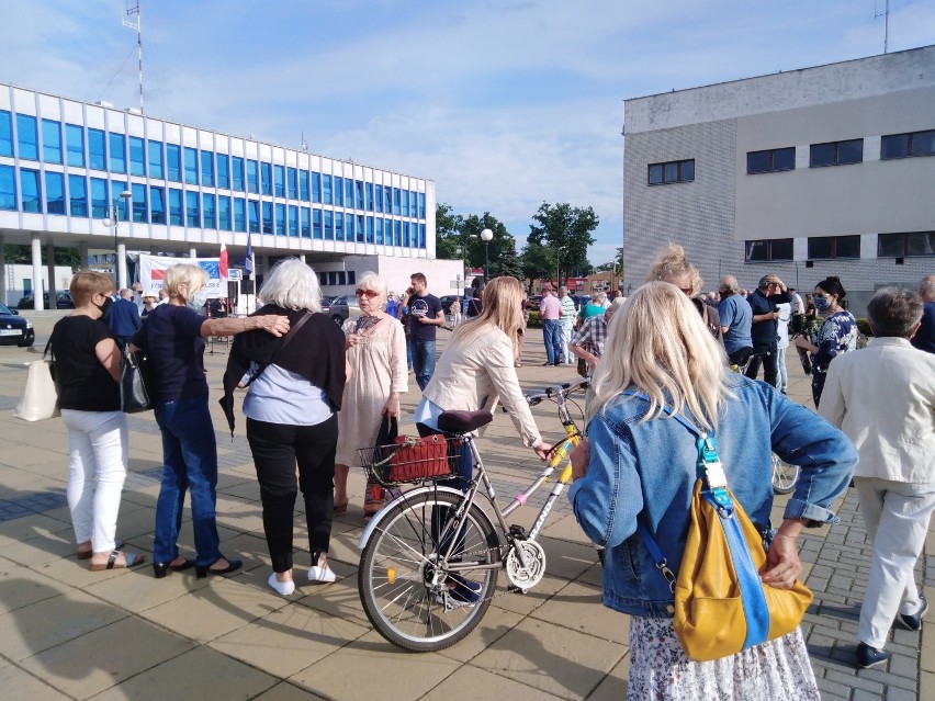 Agitacja do udziału w wyborach i poparcia Rafała Trzaskowskiego. Zobacz zdjęcia z wiecu w Puławach 