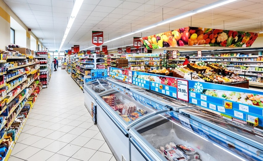 Nowy supermarket w Wieluniu. Przy ul. Głowackiego pnie się w górę sklep Dino FOTO