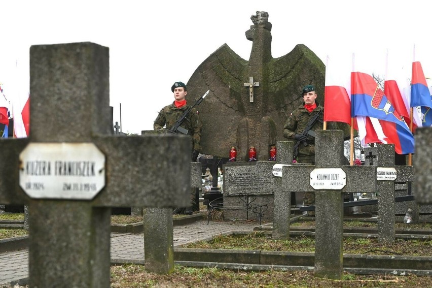 Na cmentarzu wyznaniowym jest 69 mogił żołnierzy polskich...