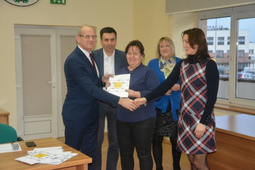 Burmistrz Żukowa wręczył certyfikaty dla organizacji pozarządowych