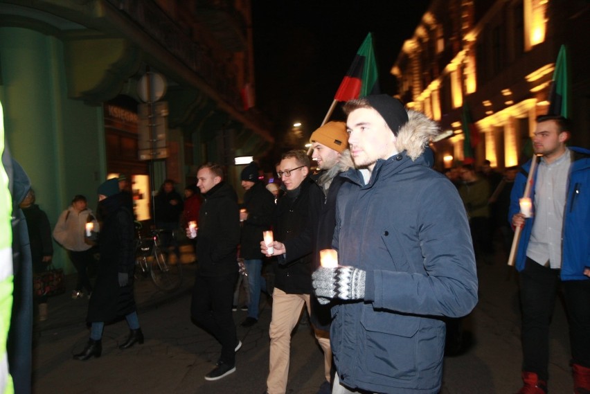 Kraków. Studenci Akademii Górniczo-Hutniczej uczcili święto górników. Ulicami miasta przeszedł „Pochód lisów” [ZDJĘCIA]