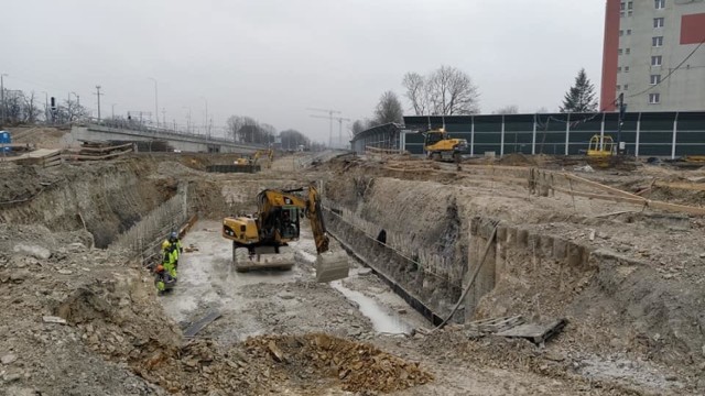 Centrum przesiadkowe Opole Wschodnie. Powstaje drugi segment nowego tunelu w nasypie kolejowym. Co jeszcze dzieje się na placu budowy?