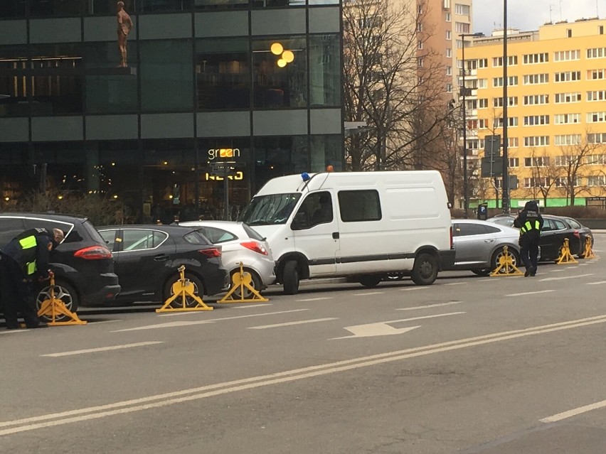 Deszcz mandatów na parkingu w centrum Warszawy. Straż...