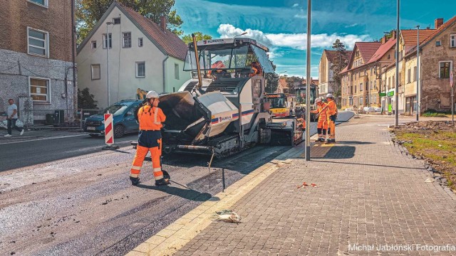 Drogowcy leją asfalt na Sobięcinie w Wałbrzychu. Uwaga na utrudnienia i korki. Wprowadzono ruch wahadłowy