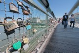 Kraków: ekszakochani niszczą kładkę Bernatka [ZDJĘCIA]