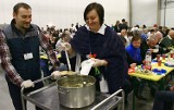 Będzie śniadanie wielkanocne dla potrzebujących z dowozem. Ale samotni zjedzą je sami. Nie ma spotkania w hali