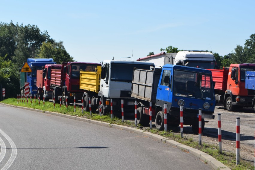 Przed kopalnią Chwałowice ustawiają się długie kolejki po...