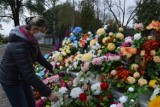 Wszystkich Świętych 2020. Takie wiązanki na groby można kupić przy cmentarzu w Bełchatowie