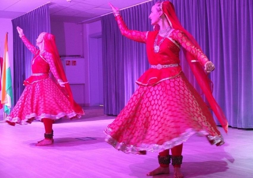 Jednym z hitów wieczoru okazały się pokazy tańca hinduskiego...