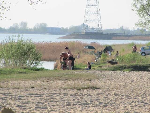 Wczoraj około godz. 18 na dzikiej plaży w Masłońskim można było spotkać jeszcze plazówiczów.