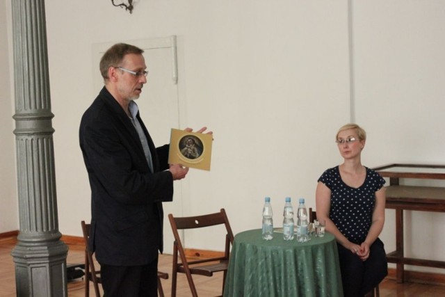 Dyrektor Muzeum G&oacute;rnośląskiego dr Dominik Abłamowicz i Urszula Batko w prezentacji kolejnej pozycji ukazującej się nakładem Wydawnictwa MGB. Fot.Piotr A. Jeleń