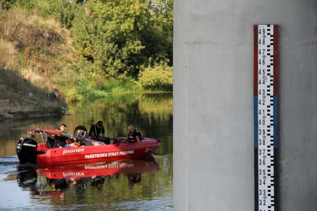 Poszukiwania ludzkiego ciała przy moście na rzece Warcie w Międzychodzie (16.09.2020).