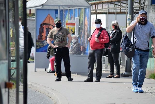 Na ulicach Wodzisławia Śl. trudno kogoś spotkać bez maseczki ochronnej