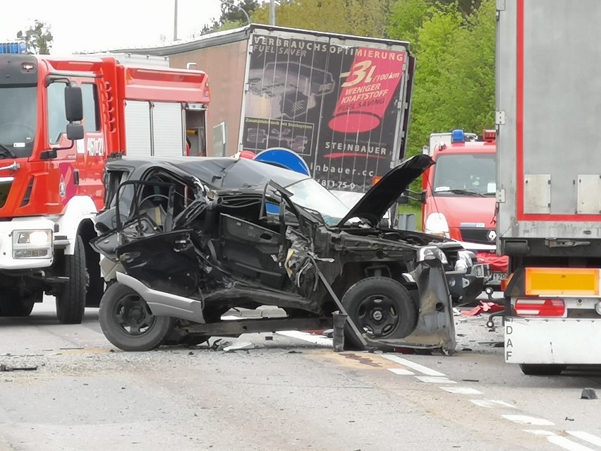 Wypadek w Kwidzynie. Zderzenie samochodu i dwóch ciężarówek [ZDJĘCIA]
