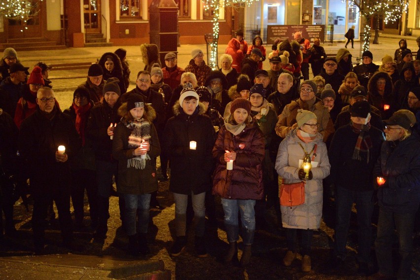 Grudziądzanie spotkali się na rynku i oddali hołd zmarłemu Pawłowi Adamowiczowi [wideo, zdjęcia]