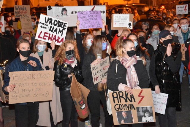 Protest kobiet w Grodzisku Wielkopolskim. Tysiące protestujących spacerem przeszło przez miasto