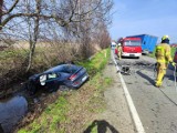 Poważny wypadek na Andrychowskiej w Rudzach koło Zatoru. Czołowe zderzenie osobówki i samochodu ciężarowego