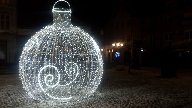 Ozdoby świąteczne w centrum Świebodzina. Dzięki nim miasto wygląda przepięknie