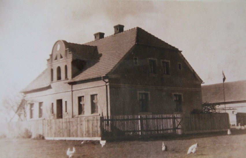 Dom państwa Pocztów w Roszkach był pierwszym murowanym we...