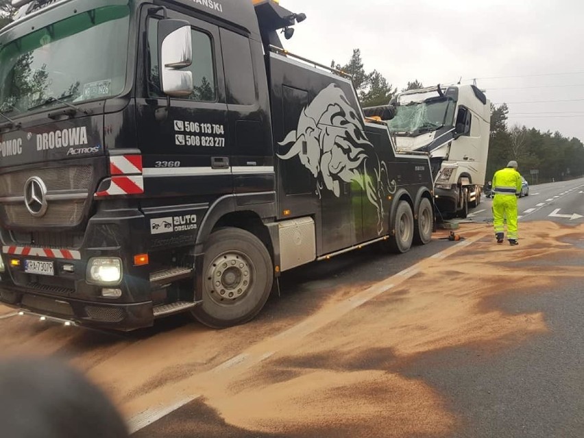 Bolesław. Dwa samochody ciężarowe zderzyły się na DK 94. Dwie osoby zostały ranne
