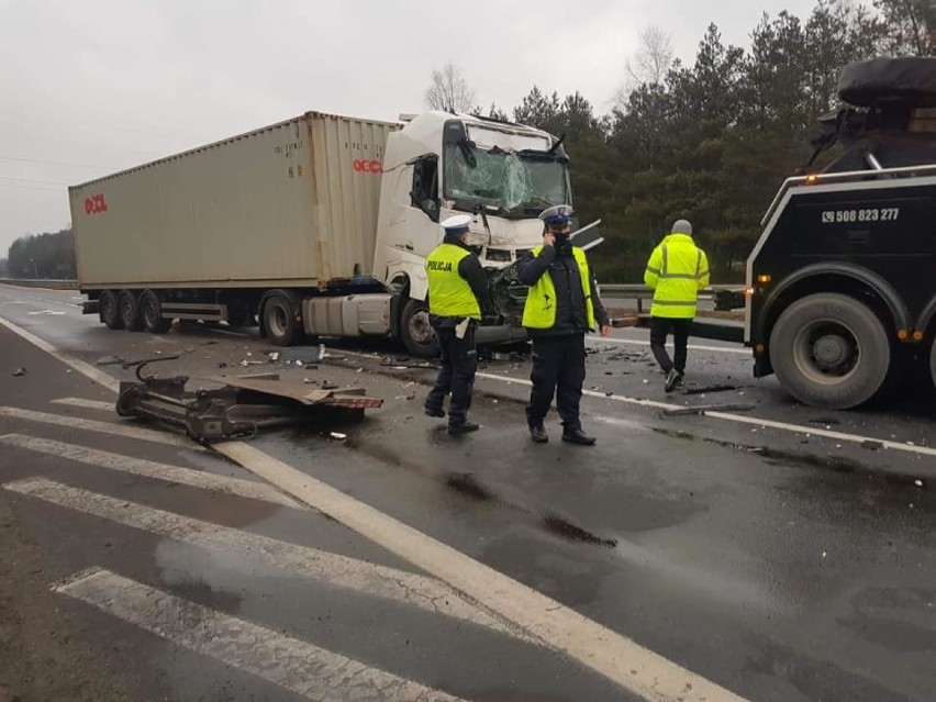 Bolesław. Dwa samochody ciężarowe zderzyły się na DK 94. Dwie osoby zostały ranne