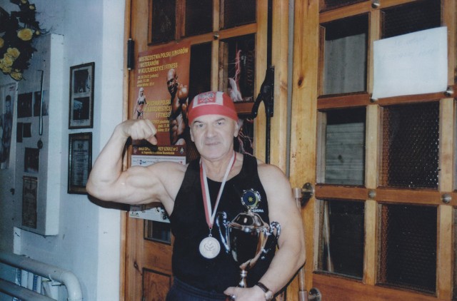 Zbigniew Bartos ze zdobytymi trofeami