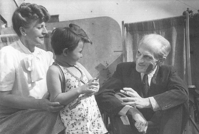 Julian Tuwim z żoną Stefanią i córką Ewą. Rok 1947