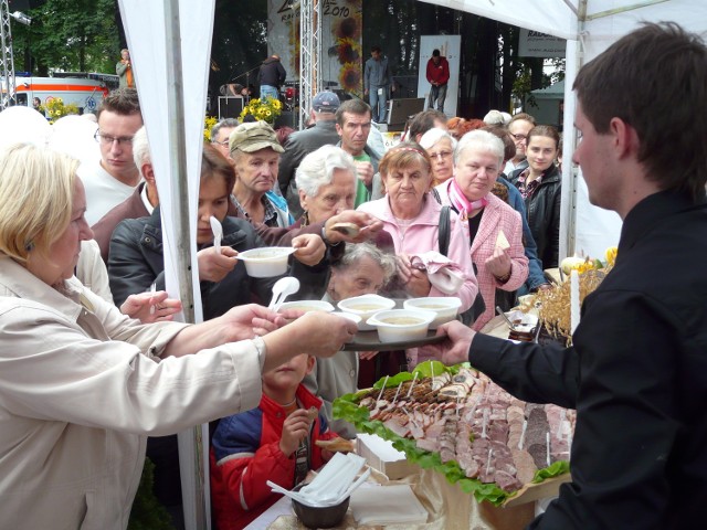 Degustacja ulubionej zupy radomszczan podczas I Ogólnopolskiego Festiwalu Zalewajki