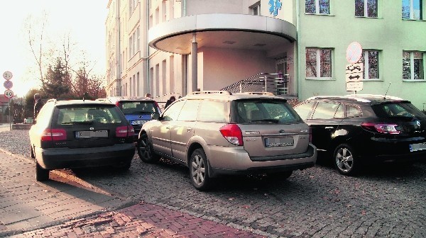 Wśród samochodów, które parkują na podjeździe dla ambulansów, nie brakuje również pojazdów sądeckich lekarzy