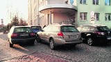 Szpital Nowy Sącz: prywatne samochody blokują dojazd karetek
