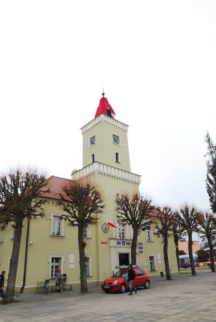 KARGOWA - Czapka  na ratuszowej wieży (foto)
