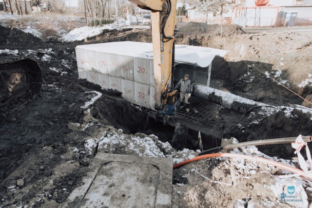 Zdjęcia z realizacji inwestycji "Przebudowa mostu w miejscowości Pantalowice". 
Mieszkańcy Pantalowic przez około 2 miesiące musieli mierzyć się ze sporymi utrudnieniami w ruchu. Na szczęście remonty się zakończyły i mogą korzystać z nowej betonowej konstrukcji oraz nowej drogi.