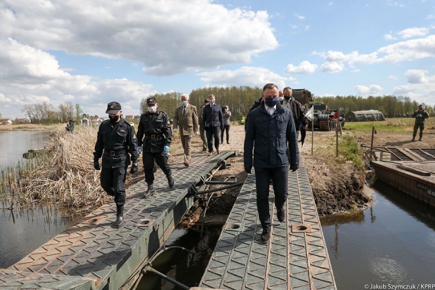 Prezydent Andrzej Duda w Biebrzańskim Parku Narodowym. Medale dla naszych strażaków! ZDJĘCIA [4.05.2020]